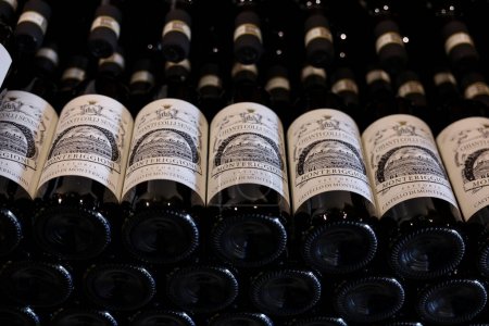 Téléchargez les photos : Monteriggioni, Italie - 17 septembre 2022 : Des bouteilles de vin Chianti Classico soigneusement arrangées dans un magasin de vin à Monteriggioni près de Sienne. Italie - en image libre de droit