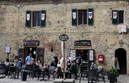Téléchargez les photos : Monteriggioni, Italie - 17 sept. 2022 : Restaurant sur la Piazza Roma à Monteriggioni ville médiévale fortifiée près de Sienne en Toscane, Italie - en image libre de droit