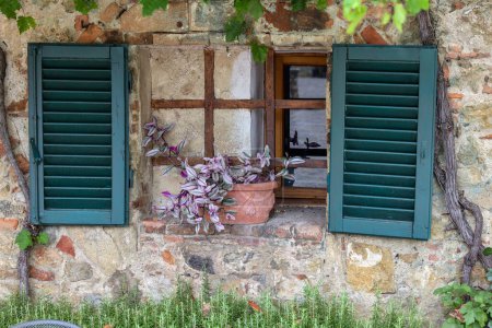 Téléchargez les photos : Monteriggioni, Italie - 17 septembre 2022 : Ancienne maison en pierre à Monteriggioni ville médiévale fortifiée près de Sienne en Toscane, Italie - en image libre de droit
