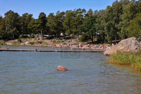 Foto de Trosa, Suecia - 29 de julio de 2023: La gente se relaja en la playa de Trosa Havsbad en la zona de Sdermanland, rodeada de magníficas vistas al archipiélago - Imagen libre de derechos