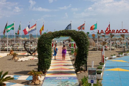 Téléchargez les photos : Torremolinos, Espagne - 15 septembre 2023 : Vue de la plage de La caracola à Torremolinos, Malaga, Costa del Sol, Espagne - en image libre de droit