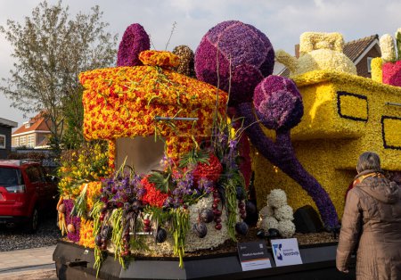 Téléchargez les photos : Flotteurs de fleurs préparés pour la soirée illuminée Flower Parade Bollenstreek à Noordwijkerhout - en image libre de droit