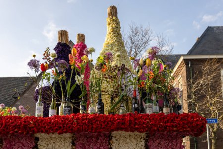 Foto de Noordwijkerhout, Países Bajos - 21 de abril de 2023: Bar de bebidas de tulipanes y jacintos presentado antes de la noche iluminado Flower Parade Bollenstreek en Noordwijkerhout - Imagen libre de derechos