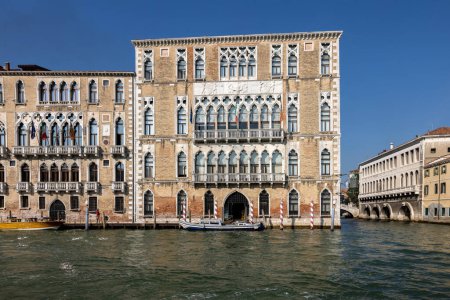 Téléchargez les photos : Venise, Italie - 6 septembre 2022 : Palais Ca 'Foscari et Palais Giustinien au Grand Canal dans le quartier Dorsoduro de Venise, Italie. - en image libre de droit