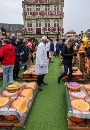 Téléchargez les photos : Gouda, les Pays-Bas - 20 avril 2023 : Le célèbre marché aux fromages de la mairie de Gouda, aux Pays-Bas - en image libre de droit
