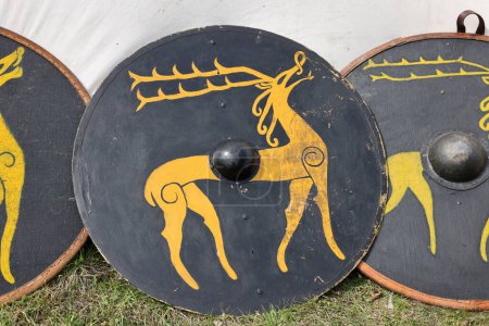 Armes médiévales, boucliers dans un camp de chevaliers au festival de la reconstruction historique