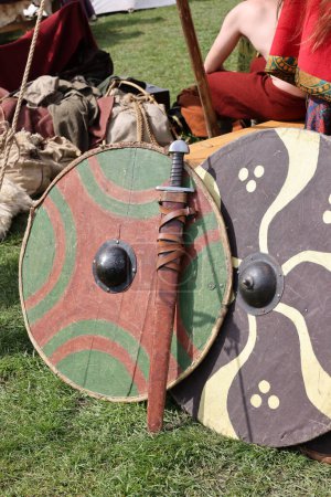 Armes médiévales, boucliers dans un camp de chevaliers au festival de la reconstruction historique