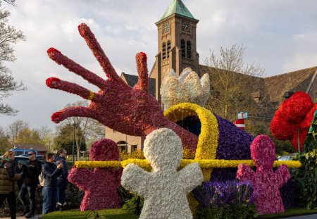 Téléchargez les photos : Noordwijkerhout, Pays-Bas - 21 avril 2023 : Fait à la main de tulipes et jacinthes présentés avant la soirée illuminée Flower Parade Bollenstreek à Noordwijkerhout - en image libre de droit