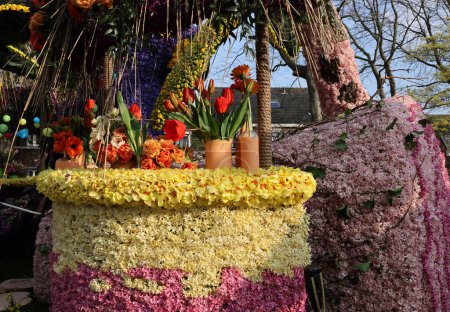 Téléchargez les photos : Noordwijkerhout, Pays-Bas - 21 avril 2023 : Décorations florales préparées pour le défilé de fleurs illuminé en soirée Bollenstreek à Noordwijkerhout - en image libre de droit