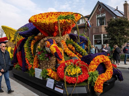 Foto de Noordwijkerhout, Países Bajos - 21 de abril de 2023: Flotas de flores preparadas para el desfile de flores iluminado por la noche Bollenstreek en Noordwijkerhout - Imagen libre de derechos