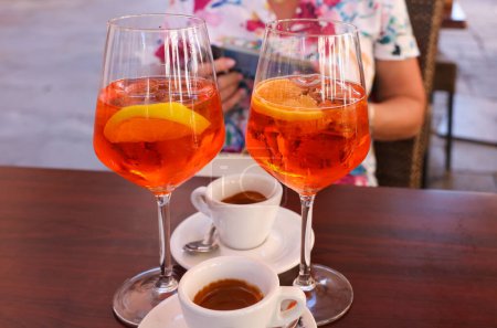 Zwei Espressos und zwei Aperol Spritz - Zeit zum Entspannen in Venedig. Italien.