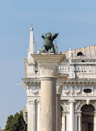 Eine Chimärenskulptur auf einer hohen Säule auf dem Markusplatz in Venedig. Italien