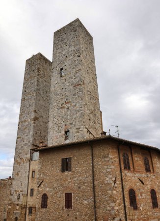 Las Torres Salvucci, también llamadas Torres Gemelas en el casco antiguo de San Gimignano, Toscana, Italia 