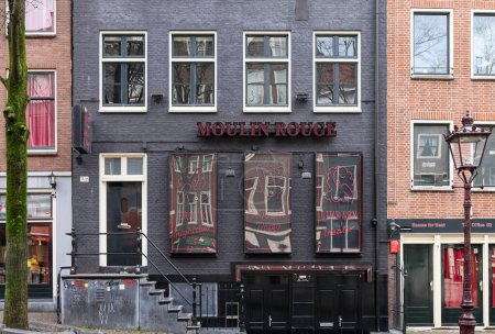 Téléchargez les photos : Amsterdam, Pays-Bas - 21 avril 2023 : Moulin Rouge à De Wallen - appelé le quartier des feux rouges. Il est célèbre pour son caractère de divertissement - en image libre de droit