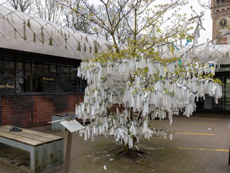 Téléchargez les photos : La Haye (Pays-Bas) - 17 avril 2023 : L'arbre à souhaits devant le Palais de la Paix à La Haye (Pays-Bas), qui abrite la Cour internationale de justice - en image libre de droit