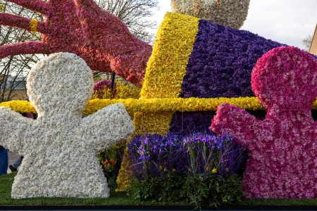 Téléchargez les photos : Noordwijkerhout, Pays-Bas - 21 avril 2023 : Silhouette d'homme faite de jacinthes présentée avant la soirée illuminée Flower Parade Bollenstreek à Noordwijkerhout - en image libre de droit