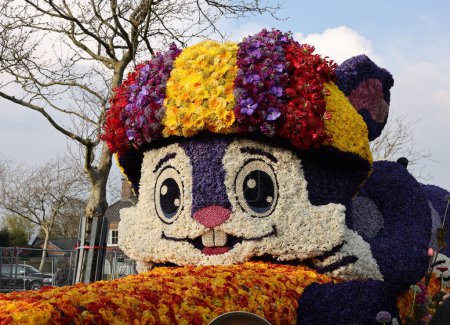 Téléchargez les photos : Noordwijkerhout, Pays-Bas - 21 avril 2023 : Mickey Mouse faite de tulipes et jacinthes présentés avant la soirée illuminée Flower Parade Bollenstreek à Noordwijkerhout - en image libre de droit