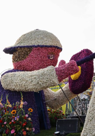 Téléchargez les photos : Noordwijkerhout, Pays-Bas - 21 avril 2023 : Flotteurs de fleurs préparés pour le défilé de fleurs illuminé en soirée Bollenstreek à Noordwijkerhout - en image libre de droit
