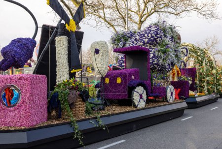 Téléchargez les photos : Noordwijkerhout, Pays-Bas - 21 avril 2023 : Flotteurs de fleurs préparés pour le défilé de fleurs illuminé en soirée Bollenstreek à Noordwijkerhout - en image libre de droit