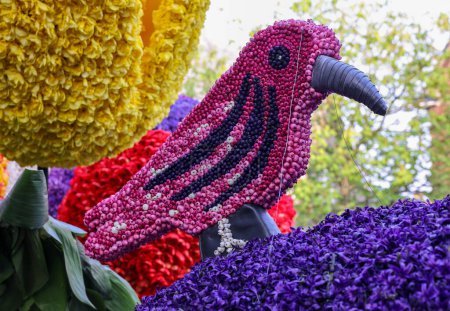 Téléchargez les photos : Noordwijkerhout, Pays-Bas - 21 avril 2023 : Oiseau fait de jacinthes présenté avant le défilé de fleurs illuminé en soirée Bollenstreek à Noordwijkerhout - en image libre de droit