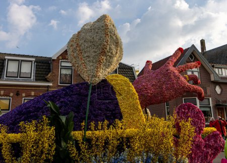 Téléchargez les photos : Noordwijkerhout, Pays-Bas - 21 avril 2023 : Fait à la main de tulipes et jacinthes présentés avant la soirée illuminée Flower Parade Bollenstreek à Noordwijkerhout - en image libre de droit