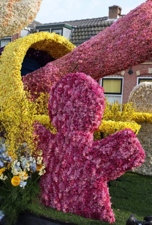 Téléchargez les photos : Noordwijkerhout, Pays-Bas - 21 avril 2023 : Silhouette d'homme faite de jacinthes présentée avant la soirée illuminée Flower Parade Bollenstreek à Noordwijkerhout - en image libre de droit