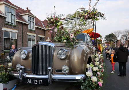 Téléchargez les photos : Noordwijkerhout, Pays-Bas - 21 avril 2023 : Fleur décorée Bentley présentée avant la soirée illuminée Flower Parade Bollenstreek à Noordwijkerhout - en image libre de droit