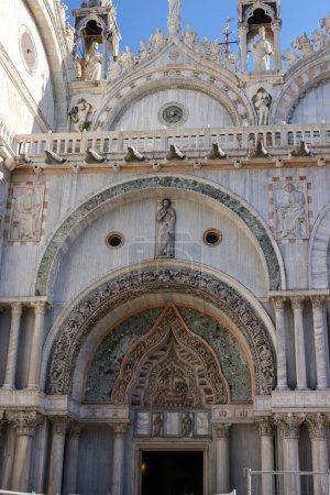 Die Nordfassade des Markusdoms in Venedig. Italien