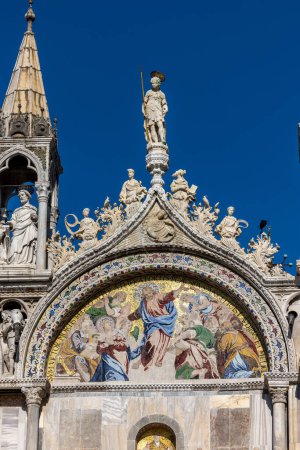 La basilique Saint-Marc de Venise. Italie. Mosaïque de la façade supérieure 