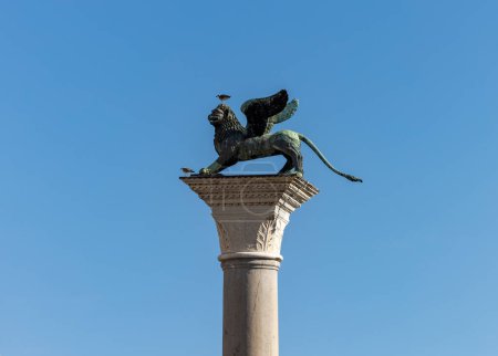 Eine Chimärenskulptur auf einer hohen Säule auf dem Markusplatz in Venedig. Italien
