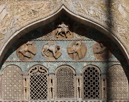 Reliefs und Reliefs an der Fassade des Markusdoms in Venedig, Italien