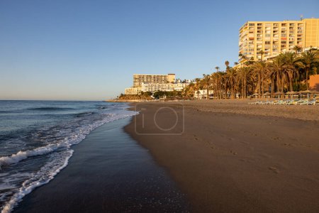 Vue sur la plage de Bajondillo et les hôtels à Torremolinos au lever du soleil. Costa del Sol, Espagne.