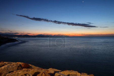 Vue de Torremolinos vers Malaga juste avant le lever du soleil. Costa del Sol, Espagne.