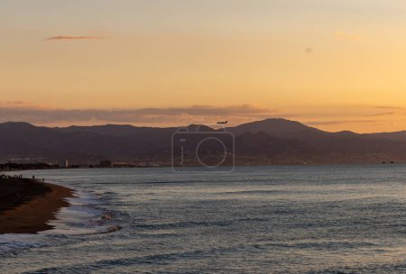 Blick von Torremolinos nach Malaga bei Sonnenaufgang. Costa del Sol, Spanien.