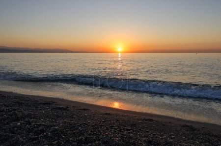 Sonnenaufgang über dem Mittelmeer vom Strand in Torremolinos aus gesehen. Costa del Sol, Spanien