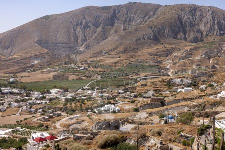 Luftaufnahme von Ackerland und Weinbergen im Kamari-Gebiet auf Santorin, Griechenland