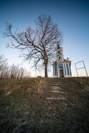 Téléchargez les photos : Petite chapelle avec grand arbre, appelée en Hongrie Mausz Kapolna - en image libre de droit