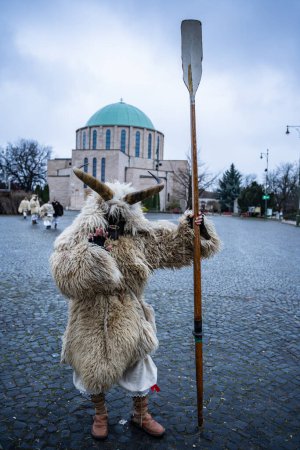 Foto de MOHACS, HUNGARY - FEBRUARY 28: Unidentified person wearing mask for spring greetings. In this year during the COVID pandemic the public Busojaras event was cancelled. February 28, 2022 in Mohacs, Hungary. - Imagen libre de derechos