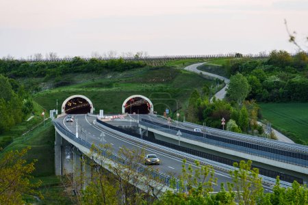 Ungarische Autobahn M6 mit Tunnel am Abend