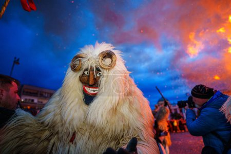Téléchargez les photos : MOHACS, HONGRIE - 12 FÉVRIER : Carnaval de Busojaras. Personne non identifiée portant un masque pour les salutations du printemps. 12 février 2024 à Mohacs, Hongrie. - en image libre de droit