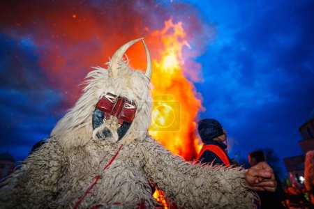 Téléchargez les photos : MOHACS, HONGRIE - 12 FÉVRIER : Carnaval de Busojaras. Personne non identifiée portant un masque pour les salutations du printemps. 12 février 2024 à Mohacs, Hongrie. - en image libre de droit