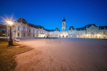 Foto de Castillo de Festetics en Keszthely por la noche - Imagen libre de derechos