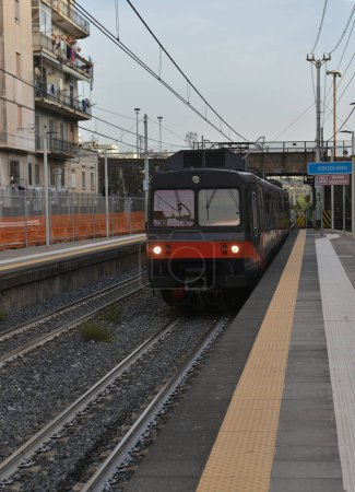 Foto de Tren que llega a la estación de tren de Ercolano en las afueras de Nápoles cerca de las ruinas del antiguo Herculano. - Imagen libre de derechos