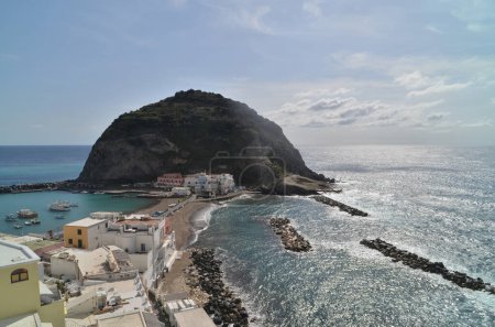 Vista de Sant-Angelo, Isla de Ischia, Campania, Italia