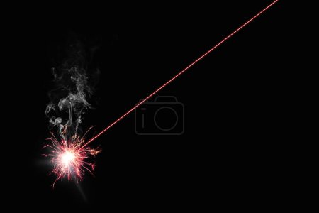 Foto de Láser rojo quemando algo - fondo negro - ilustración - Imagen libre de derechos