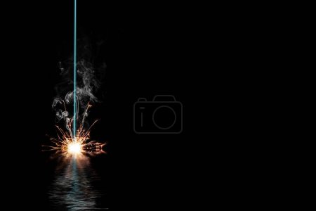 Foto de Láser azul quemando algo - fondo negro - ilustración - Imagen libre de derechos