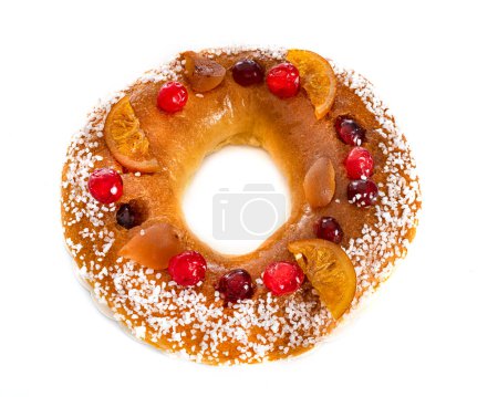 Téléchargez les photos : Gâteau roi devant fond blanc - en image libre de droit
