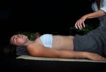 Téléchargez les photos : Femme et énergie guérison en face de fond noir - en image libre de droit