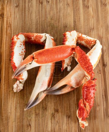 Téléchargez les photos : King crab leg in front of white background - en image libre de droit