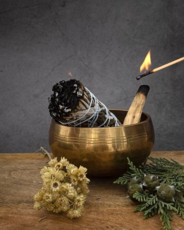 Téléchargez les photos : White sage incense and singing bowl in front of white background - en image libre de droit